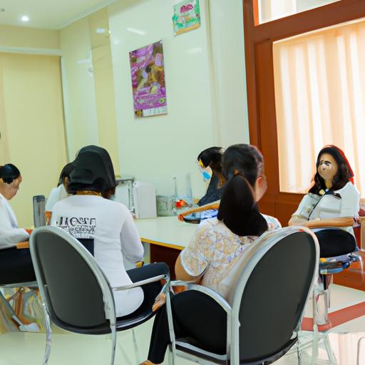 Nhóm phụ nữ tham gia buổi tư vấn sức khỏe tại Năm Sinh Lý Nhã Kỳ