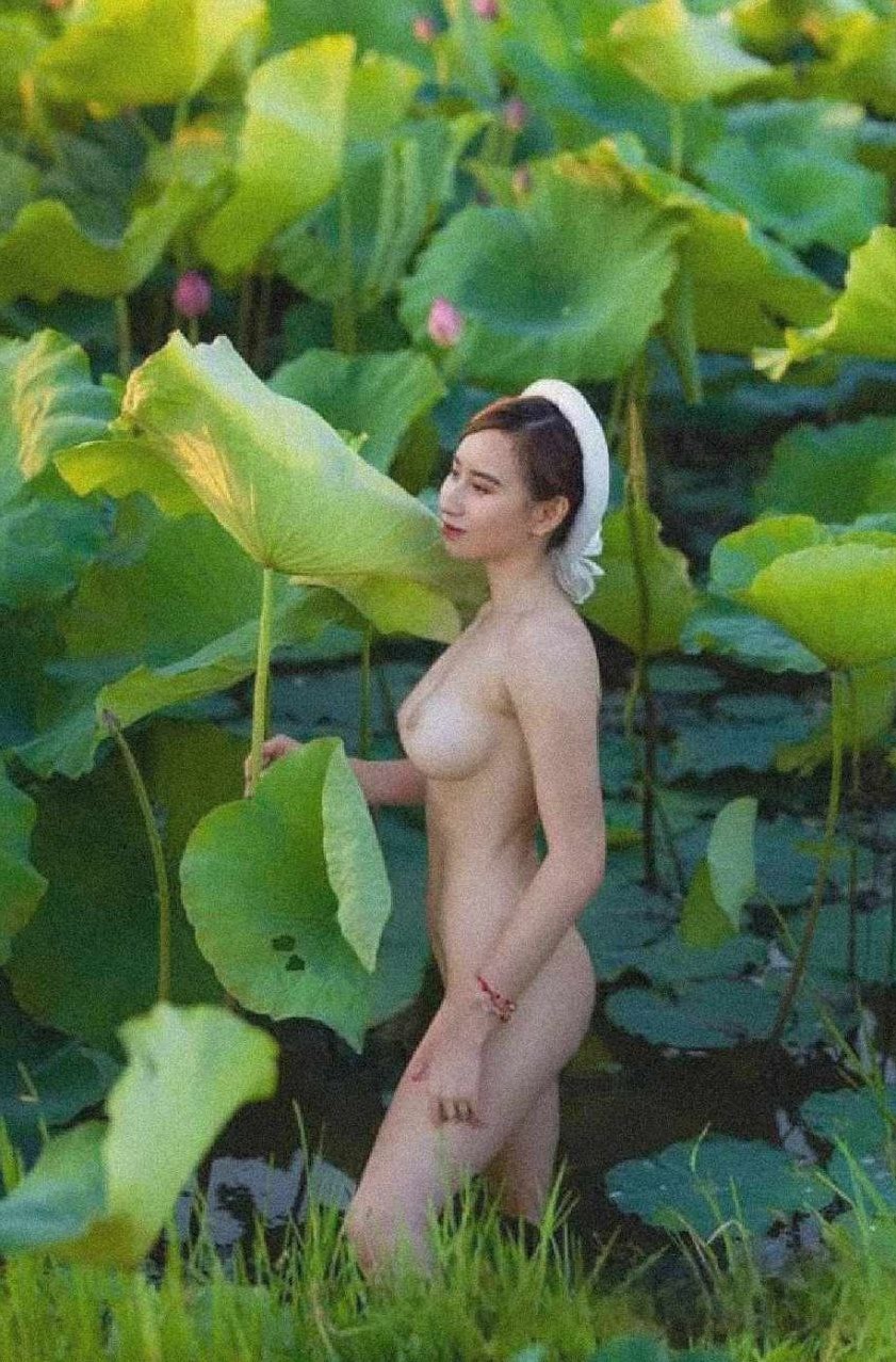 Trong đầm em đẹp hơn sen
